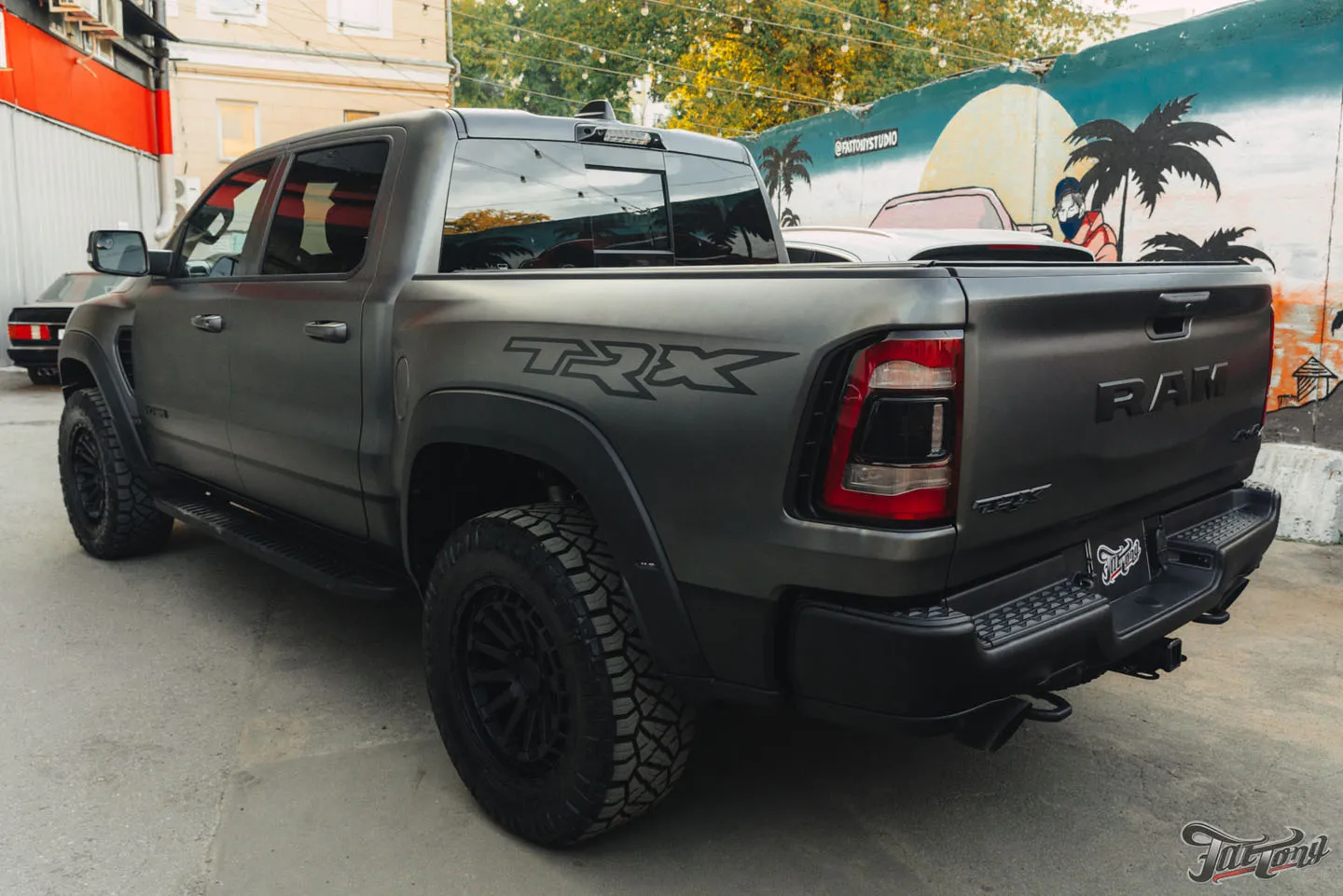 Оклеили RAM TRX матовым полиуретаном и выполнили фирменный Шиномонтаж на вибростенде на стендах Hunter
